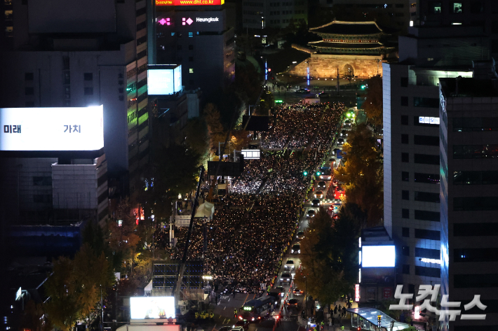 5일 오후 서울 중구 시청역 인근 도로에서 촛불행동 주최로 이태원 참사 희생자 추모 시민 촛불 집회가 열리고 있다. 류영주 기자