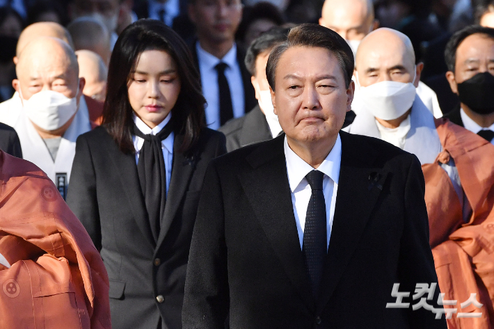 윤석열 대통령과 김건희 여사가 4일 서울 종로구 조계사에서 열린 이태원 참사 희생영가 추모 위령법회에서 참석하고 있다. 류영주 기자