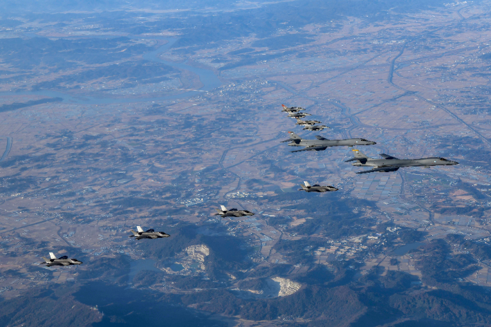 미국 전략자산으로 꼽히는 B-1B 2대가 한반도 상공을 비행하고 있다. 합동참모본부 제공