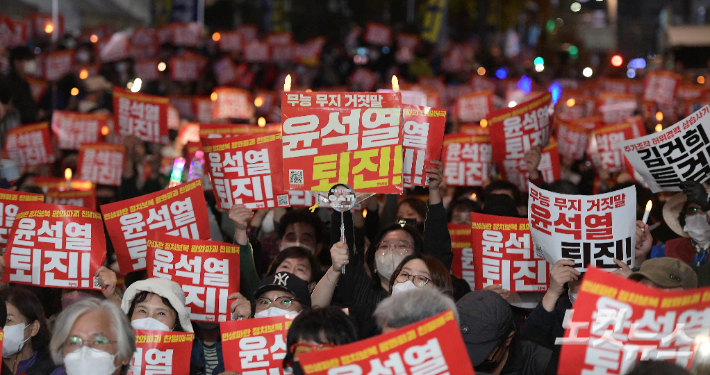 지난달 29일 서울 세종대로 일대에서 열린 김건희 특검. 윤석열 퇴진 12차 촛불대행진 참가자들이 피켓을 들고 구호를 외치고 있다. 박종민 기자