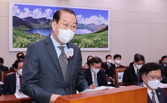 권영세 통일부 장관이 7일 서울 여의도 국회에서 열린 외교통일위원회 전체회의에서 법안 제안설명을 하고 있다. 연합뉴스