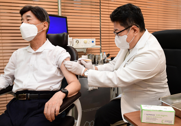 지난 10월 11일 60대 이상의 남성이 모더나의 코로나19 2가 백신인 스파이크박스 2주를 접종하고 있다. 모더나 제공