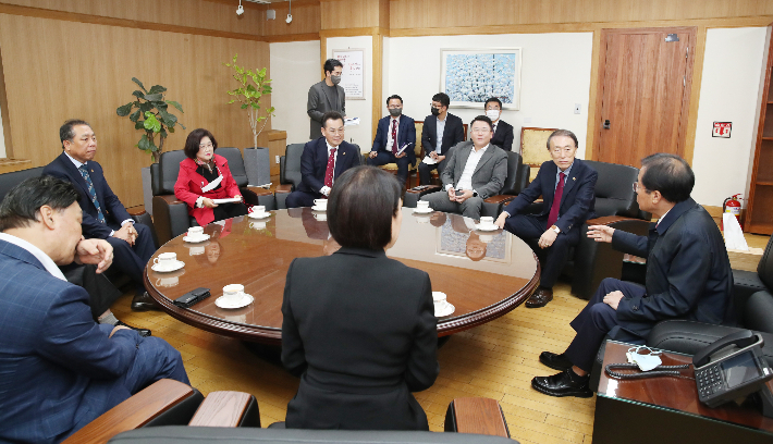 홍준표 대구시장과 대구시의회 통합신공항 건설 특별위원회 간담회 모습. 대구시 의회 제공