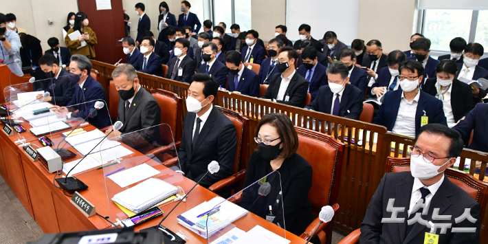 7일 서울 여의도 국회에서 열린 행정안전위원회 전체회의 '핼러윈 참사' 관련 현안질의에 이상민 행정안전부 장관, 윤희근 경찰청장, 오세훈 서울시장, 박희영 용산구청장, 김광호 서울지방경찰청장 등 관계자들이 출석해 있다. 윤창원 기자