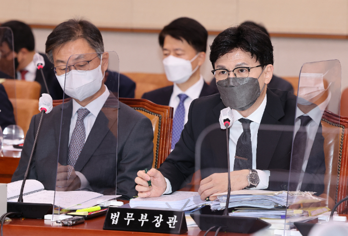 한동훈 법무부 장관이 7일 국회에서 열린 법사위원회에서 의원들의 질의에 답변하고 있다. 연합뉴스