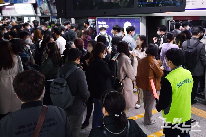 무궁화호 열차 탈선 여파로 출근길 서울 지하철 곳곳에서 열차가 지연 운행되는 등 차질이 빚어진 7일 오전 서울역 1호선 승강장이 승객들로 붐비고 있는 가운데 역 직원들이 시민들에게 안전 동선을 안내하고 있다. 류영주 기자