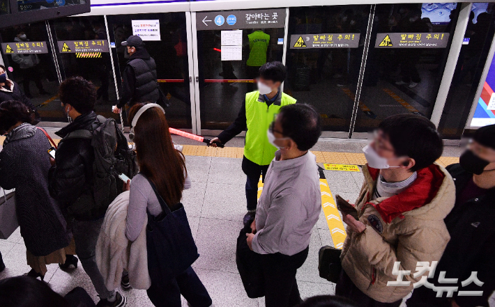 무궁화호 열차 탈선 여파로 출근길 서울 지하철 곳곳에서 열차가 지연 운행되는 등 차질이 빚어진 7일 오전 서울역 1호선 승강장이 승객들로 붐비고 있는 가운데 역 직원들이 시민들에게 안전 동선을 안내하고 있다. 류영주기자