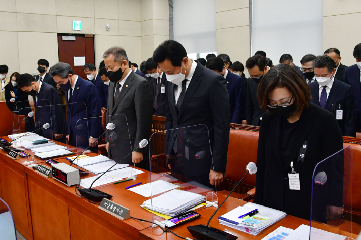 7일 서울 여의도 국회에서 열린 행정안전위원회 전체회의 '핼러윈 참사' 관련 현안질의에 출석한 이상민 행정안전부 장관, 윤희근 경찰청장, 오세훈 서울시장, 박희영 용산구청장, 김광호 서울지방경찰청장 등 참석자들이들이 회의 시작 전 참사 희생자들을 추모하는 묵념을 하고 있다. 윤창원 기자