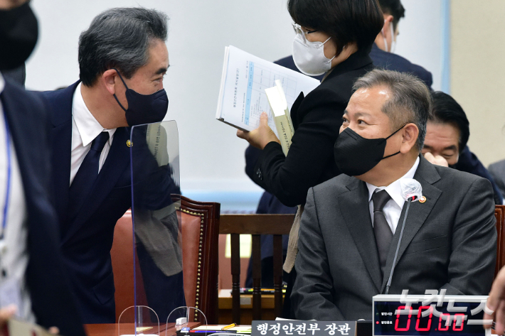 이상민 행정안전부 장관과 윤희근 경찰청장이 7일 서울 여의도 국회에서 열린 행정안전위원회 전체회의 '핼러윈 참사' 관련 현안질의에 출석하며 인사를 하고 있다. 윤창원 기자