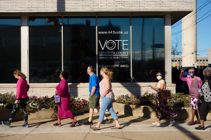 미국 유권자들이 오하이오주 클리블랜드의 투표소 앞에 줄 서고 있다. 연합뉴스