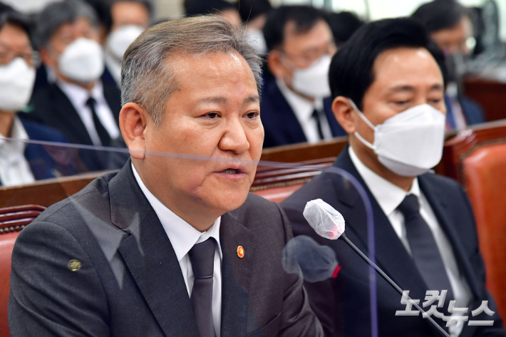 이상민 행정안전부 장관이 7일 서울 여의도 국회에서 열린 행정안전위원회 전체회의 '이태원 핼러윈 참사' 관련 현안질의에서 의원 질의에 답변을 하고 있다. 윤창원 기자