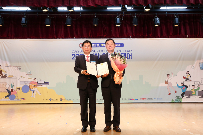 벡스코 이태식 대표이사(오른쪽)와 부산경영자총협회 심상균 회장이 기념사진을 찍고 있다. 벡스코 제공