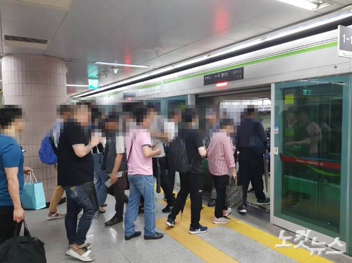 앞으로 부산에 대규모 콘서트나 축제가 열리면 도시철도는 무정차 통과하고, 시내버스 혼잡도도 실시간 정보로 제공된다. 부산도시철도를 이용하고 있는 시민들 모습. 박진홍 기자 