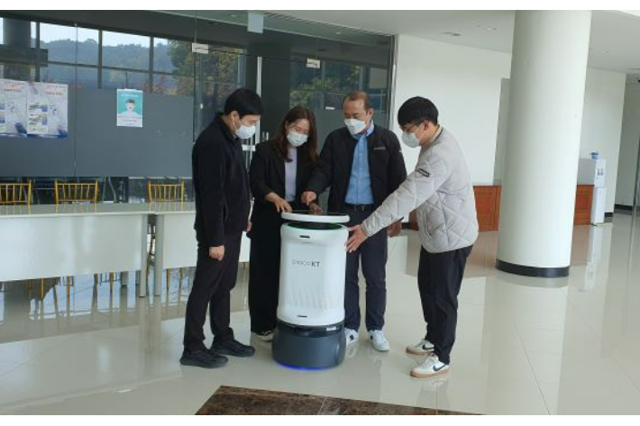 광주교통문화연수원, KT AI 방역로봇 운영. KT 전남전북광역본부 제공