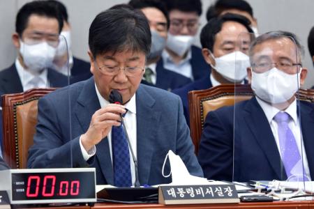 김대기 대통령비서실장이 8일 서울 여의도 국회에서 열린 운영위원회의 대통령비서실·국가안보실·대통령 경호처에 대한 국정감사에서 의원 질의에 답변을 하고 있다.
