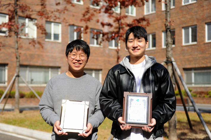 2022 경상북도건축문화제에서 수상한 김경현, 박희찬 학생(오른쪽부터). 대구가톨릭대학교 제공 