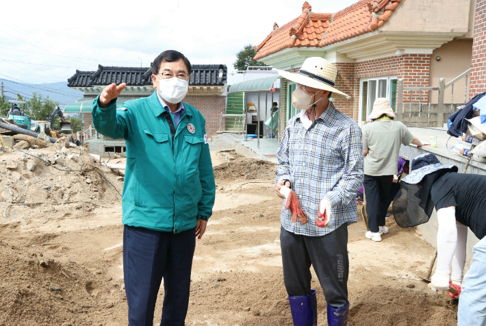 주낙영 경주시장이 태풍피해 복구 현장을 둘러보고 있다. 경주시 제공