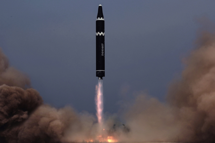 북한이 지난 7일 공개한, 11월 3일에 발사한 ICBM의 모습. 화성-17형과 달리 노즐이 2개다. 이는 백두산 엔진을 1세트만 썼음을 의미한다. 연합뉴스