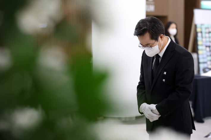 경기도청 1층에 마련된 합동분향소에서 조문하고 있는 김동연 경기도지사. 김동연 경기도지사 페이스북 캡처