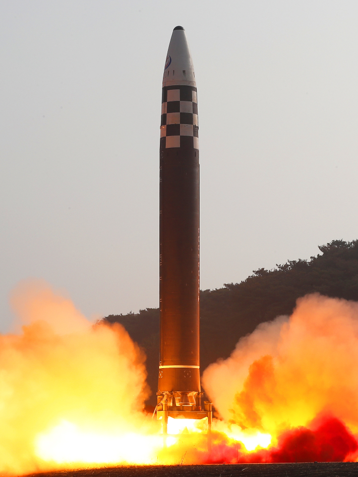 북한이 지난 3월 25일, 전날(24일) 발사에 성공했다며 공개한 화성-17형의 발사 모습. 한미 정보당국은 북한이 실제로는 이날 화성-15형을 쏜 뒤 기존의 사진과 영상을 공개해 화성-17형 발사에 성공한 것처럼 조작했다고 판단하고 있다. 연합뉴스