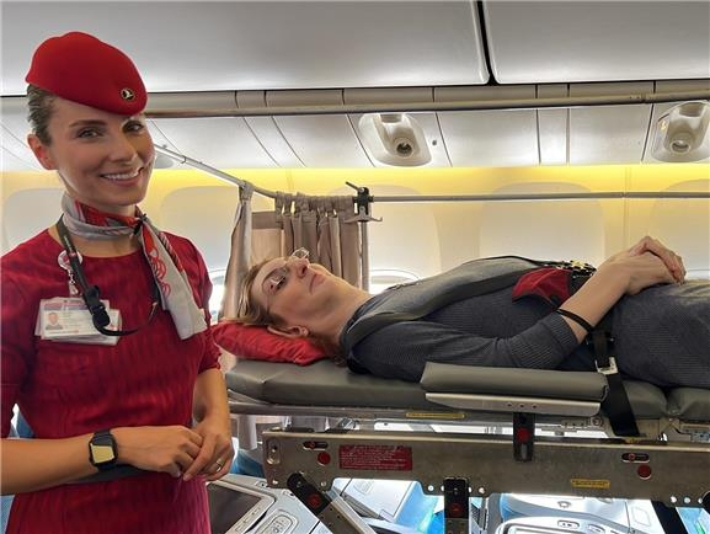 세계 최장신 여성이 루메이사 겔기가 튀르키예항공 여객기를 타고 비행하고 있다. 연합뉴스