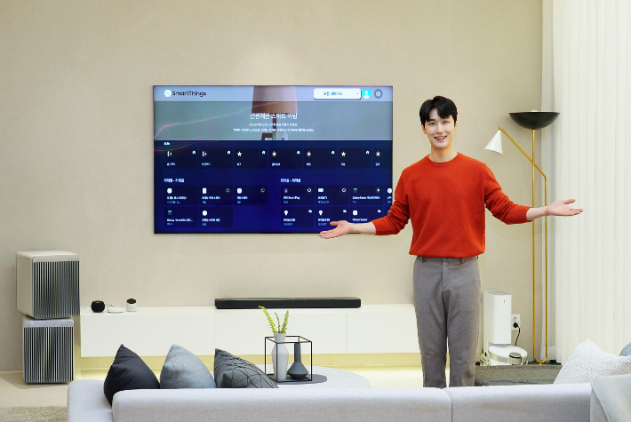 삼성전자 모델이 삼성 디지털프라자 용인구성본점에서 스마트싱스(SmartThings) 기반 홈 IoT 솔루션을 적용한 스마트 아파트 서비스를 소개하고 있는 모습. 삼성전자 제공