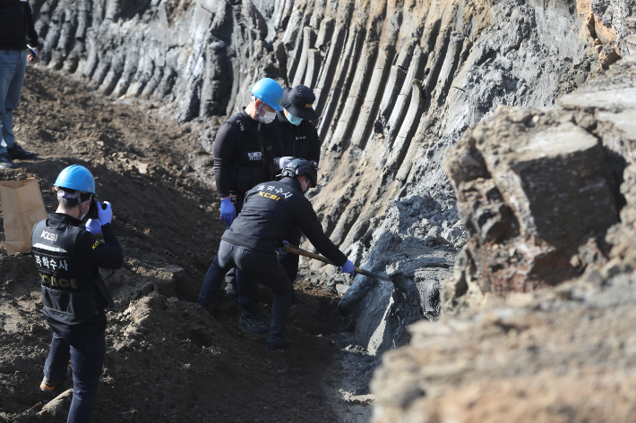 지난 7일 오후 경북 봉화군 광산붕괴사고 현장에서 경찰 과학수사대 및 산업통상자원부 관계자들이 광산붕괴사고 원인 규명을 위한 시료를 채취하고 있다. 연합뉴스