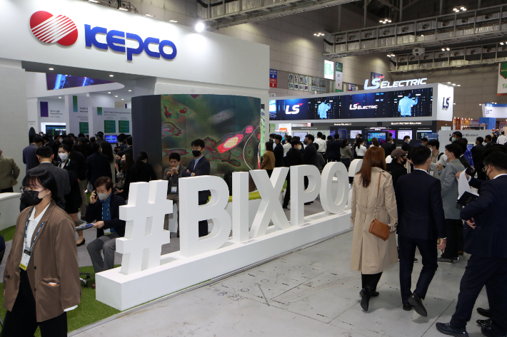 지난 2일 광주 서구 김대중컨벤션센터에서 열린 제8회 빛가람 국제전력기술 엑스포(빅스포)에서 관람객들이 전시를 둘러보고 있다. 연합뉴스