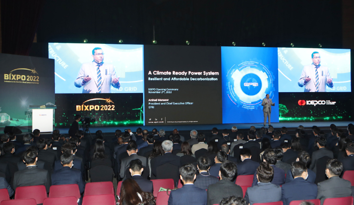 지난 2일 광주 서구 김대중컨벤션센터에서 열린 제8회 빛가람 국제전력기술 엑스포(빅스포) 개막식에서 야사드만수르 EPRI CEO가 기조연설하고 있다. 연합뉴스