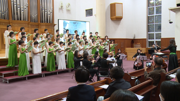 신명학교 졸업생들로 구성된 SM코러스 청라가 신명학교 개교 120주년을 맞아 '신명, 꽃들의 노래' 콘서트를 계명대학교 성서캠퍼스 아담스 채플에서 열었다.