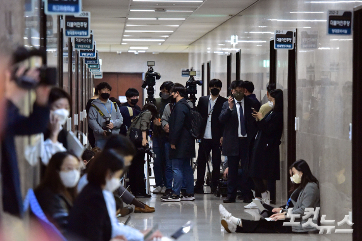 9일 오전 검찰이 더불어민주당 이재명 대표의 최측근으로 꼽히는 정진상 당대표 정무조정실장의 자택과 당사, 국회 내 대표정무실장 사무실에 대해 압수수색을 시도하는 것으로 알려진 가운데 국회 더불어민주당 당대표 정무실장 사무실 앞에 취재진들이 대기하고 있다. 윤창원 기자