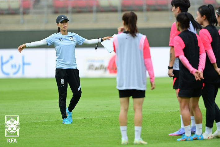 여자 U-17 대표팀 김은정 감독(왼쪽). 대한축구협회 