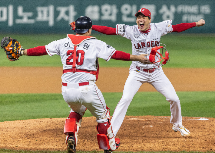 우승의 순간 기뻐하는 SSG 김광현과 포수 이재원. 연합뉴스