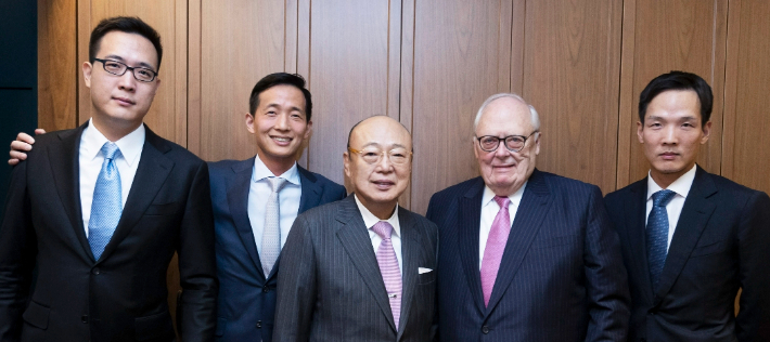 한화그룹 김승연 회장은 8일 저녁 서울 더플라자 호텔에서 에드윈 퓰너 美 헤리티지재단 아시아연구센터 회장과 만찬을 가졌다. 왼쪽부터 한화호텔앤드리조트 김동선 전무, 한화솔루션 김동관 부회장, 한화그룹 김승연 회장, 헤리티지재단 퓰너 회장, 한화생명 김동원 부사장. 한화그룹 제공