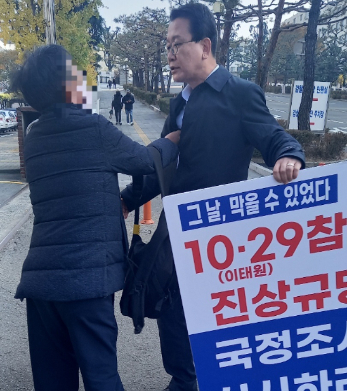 강민구 대구시당위원장(오른쪽)과 욕설 행패 남성. 대구 민주당 제공