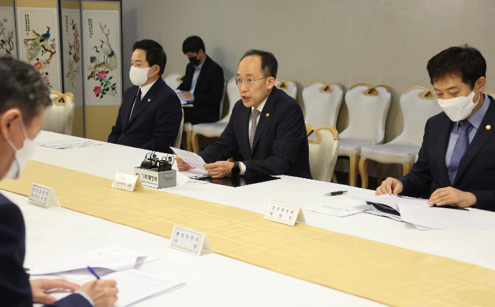 추경호 부총리 겸 기재부 장관이 10일 정부서울청사에서 원희룡 국토교통부 장관과 김주현 금융위원장 이복현 금융감독원장 등이 참석한 가운데 열린 를 주재하며 발언하고 있다. 연합뉴스