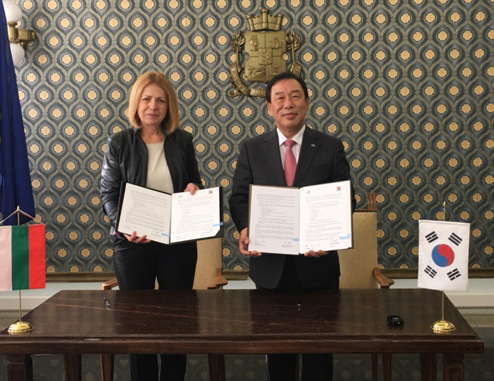 최민호 세종시장(오른쪽)이 지난 9일 불가리아 수도 소피아시에서 판다코바 요르단카 소피아시장과 만나 '세종시-소피아시 간 우호협력에 대한 협약서'에 서명 후 기념촬영을 하고 있다. 세종시 제공
