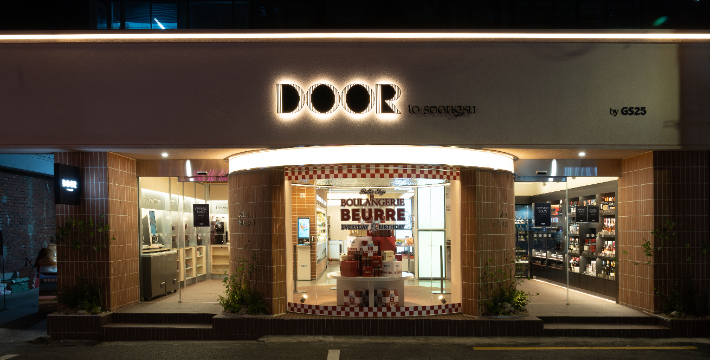 GS25의 프리미엄 플래그십 스토어 도어투성수의 밤 전경 이미지. GS25 제공 