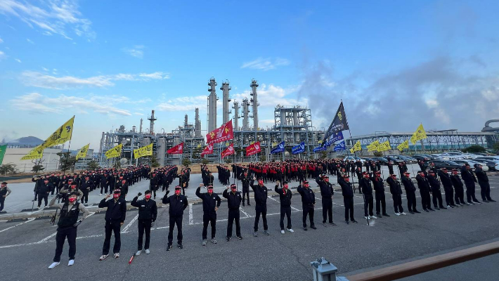 여천NCC 노조가 성과급 제도화와 임금 인상 등을 요구하며 총파업을 벌이고 있다. 민주노총 제공