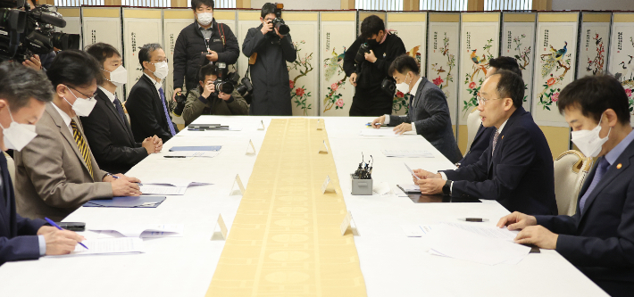 추경호 부총리 겸 기재부 장관이 10일 정부서울청사에서 원희룡 국토교통부 장관과 김주현 금융위원장 이복현 금융감독원장 등이 참석한 가운데 열린 를 주재하며 발언하는 모습. 연합뉴스