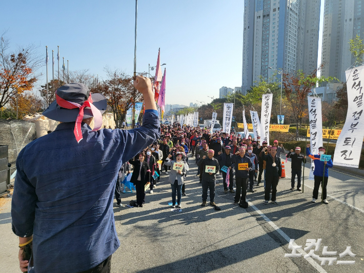 전국농민회총연맹 전북도연맹은 10일 오전 전북도청 앞에서 투쟁 결의 대회를 열었다. 경찰 추산 200명의 농민들이 모였다. 김대한 기자