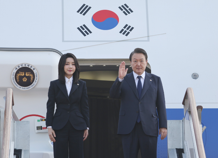 윤석열 대통령과 김건희 여사가 11일 오전 아세안(ASEAN·동남아국가연합) 관련 정상회의 및 주요20개국(G20) 정상회의 등 다자회의 참석을 위해 성남 서울공항에서 공군 1호기에 탑승해 인사하고 있다. 연합뉴스