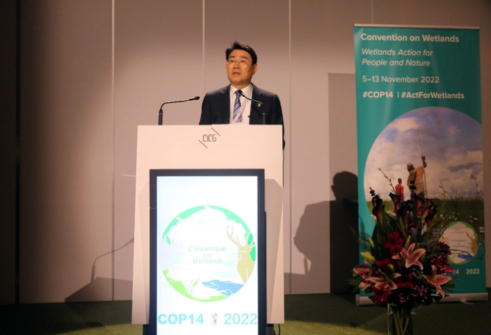 10일 스위스 제네바 국제회의센터에서 열린 람사르 총회에서 축사하는 노관규 순천시장. 순천시 제공 