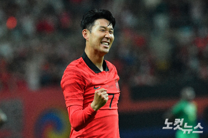손흥민이 27일 오후 서울 마포구 상암 월드컵경기장에서 열린 축구국가대표팀 친선경기 '대한민국 대 카메룬' 경기에서 선제골을 성공시킨 후 세리머니를 하고 있다. 류영주 기자