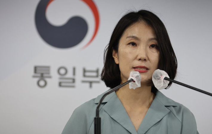 이효정 통일부 부대변인이 11일 정부서울청사 브리핑실에서 김여정 노동당 부부장이 남측에 의해 코로나19가 북에 유입됐다고 주장하며 강력한 보복 대응을 검토하겠다고 한 위협 발언에 대해 강한 유감을 발표하고 있다. 연합뉴스