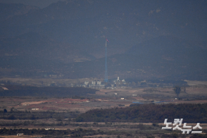 북한 기정동 마을에 인공기가 펄럭이고 있다. 류영주 기자