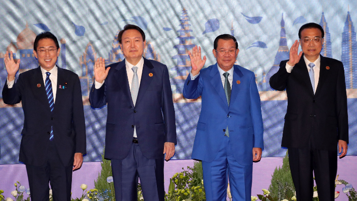 윤석열 대통령이 12일(현지시간) 오전 캄보디아 프놈펜 한 호텔에서 열린 아세안(ASEAN·동남아국가연합)+3(한중일) 정상회의에 참석, 기념촬영을 하고 있다. 연합뉴스