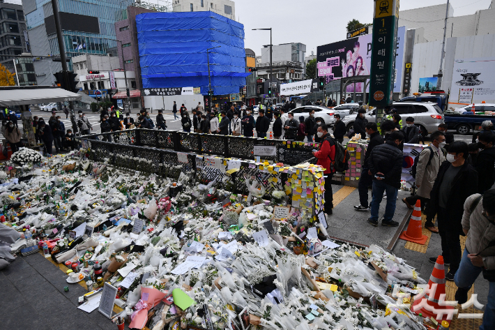3일 서울 용산구 이태원역 1번 출구 앞에 마련된 '핼러윈 사고' 희생자 추모 공간에서 시민들이 희생자들을 추모하고 있다. 류영주 기자