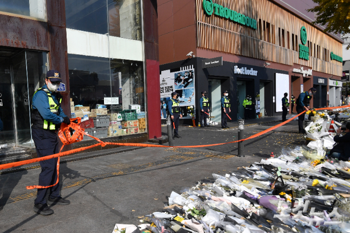 11일 오후 서울 용산구 핼러윈 참사 현장에서 경찰 관계자들이 폴리스 라인을 해제하고 있다. 류영주 기자