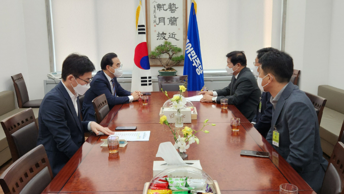 공영민 고흥군수가 박홍근 더불어민주당 원내대표를 만나 고흥군 역점 추진 사업의 국비 증액을 요청하고 있다. 고흥군 제공